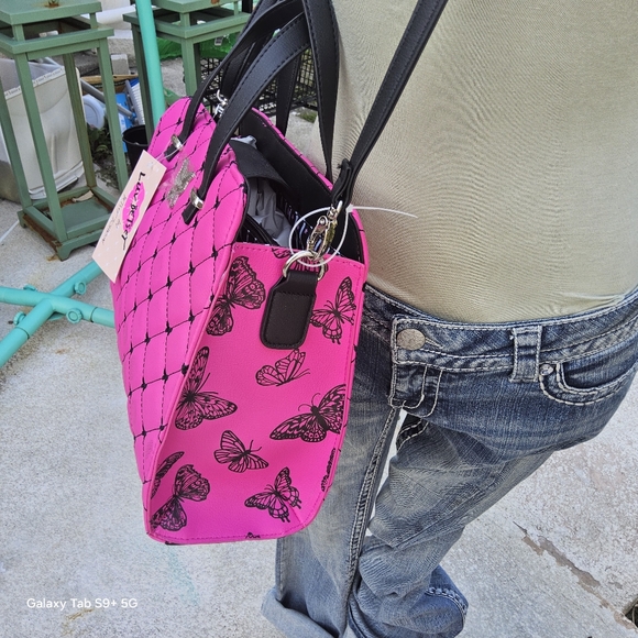 NWT FUSHIA TRIPLE COMPARTMENT LUV BETSEY SATCHEL QUILTED BUTTERFLIES - Picture 3 of 5